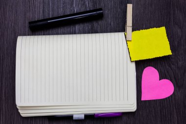 Davet tebrik kartı promosyon poster fişi Açık defter clothespin tutan hatırlatma marker kalp ahşap arka plan için Düzen için İş Boş şablon