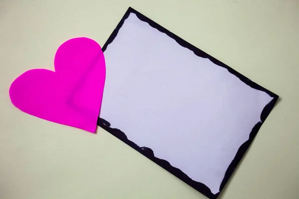 Business concept Vuoto modello copia spazio isolato poster coupon materiale promozionale Hart amore rosa sfondo bianco amore bei pensieri messaggio ricordi — Foto Stock