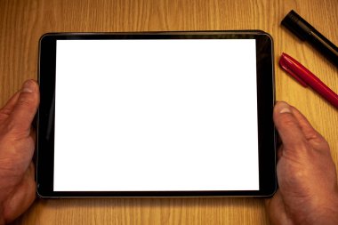 Tasarım iş konsepti Web afişleri için boş kopya metin promosyon malzemesi sahte şablon Adam fikirler kelimeleri beyaz ekran siyah kırmızı kalem ahşap ile masa tutmak tutun