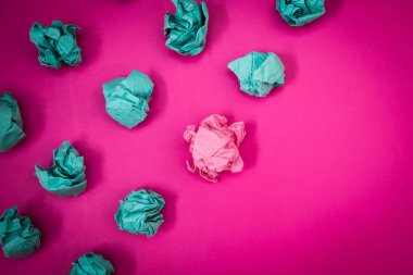 Tasarım iş Boş şablon izole Minimalist grafik düzeni şablonu reklam fikirler mesajları düşünceler pembe arka plan buruşuk kağıtları birkaç çalışır