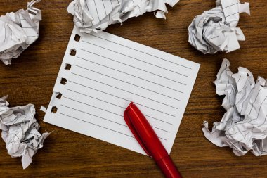 Tasarım iş konsepti Web sitesi promosyon afişleri için İş reklamı boş sosyal medya reklamı Yazılı beyaz sayfa bazı dağınık kağıt yumru etrafında kırmızı marker dokundu