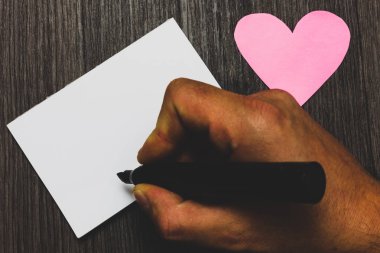 Tasarım iş konsepti Web afişleri için boş kopya metin promosyon malzemesi sahte şablon Man el tutan marker beyaz kağıt roanalysistic duygular Ahşap arka plan