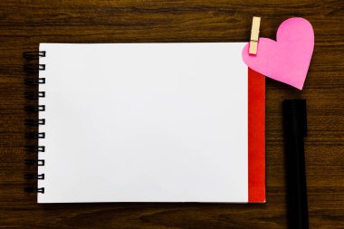 Tasarım iş konsepti Web sitesi promosyon afişleri için İş reklamı boş sosyal medya reklamı Açık defter sayfası işaretleri clothespin tutan kağıt kalp ahşap arka plan