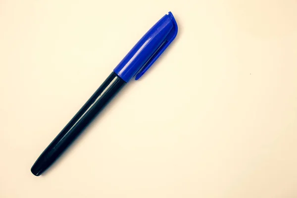 Дизайн бизнес Пустой шаблон изолированный Минималистский графический шаблон макета для рекламы Идеи сообщения поблекли живопись синий ручка бежевый фон идея идея — стоковое фото
