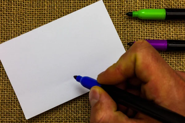 Дизайн бизнес-концепция Пустая копия текста для веб-баннеров рекламные материалы макет шаблон Человек руку маркера белой бумаги обмена идеями Jute фон — стоковое фото