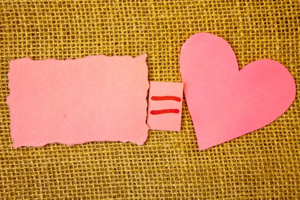 디자인 비즈니스 개념 빈 템플릿 복사 공간 텍스트 광고 웹사이트 격리 텍스트 핑크 찢어진 된 노트 는 핑크 심장 사랑 메시지 편지 귀여운 커플 — 스톡 사진