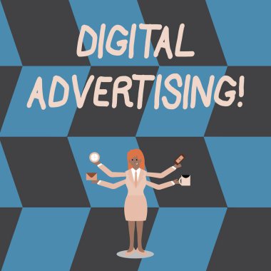 Dijital Reklamcılık 'ı gösteren bir not yazıyorum. Dört Kollu ve Yandan Genişletilmiş İşçi Aracı kullanan İnternet Kadını kullanarak ürün veya hizmetlerin pazarlanmasının iş fotoğrafı.