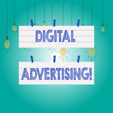 Kelime yazma metni Dijital Reklamcılık. İnternet kullanan ürün veya hizmetlerin pazarlanması için iş konsepti İki Renkli Boş Şerit Çizgili Kağıt Çarşaf Asma Mavi Mandal Kullanılarak.