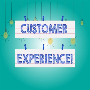 Kelime yazma Müşteri Deneyimi. Müşteri ve müşteri arasındaki etkileşim için iş konsepti. İki Renkli Boş Şerit Çizgili Kağıt Kağıt Tabaka Asma Mavi Mandal Kullanılarak.