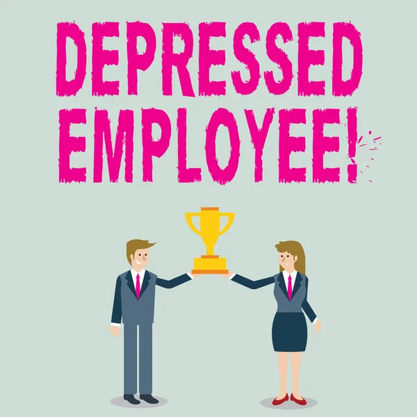 Parola scrittura testo Depresso Dipendente. Concetto di business per lavoratori in uno stato di generale infelicità o scoraggiamento Uomo e donna in giacca e cravatta che tengono insieme la Coppa del Trofeo del campionato . — Foto Stock