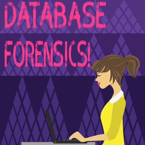 Nota di scrittura che mostra Database Forensics. Foto aziendale che mostra le transazioni identificative all'interno di una foto di sistema del database di Young Busy Woman Sitting Side View e Working on her Laptop . — Foto Stock