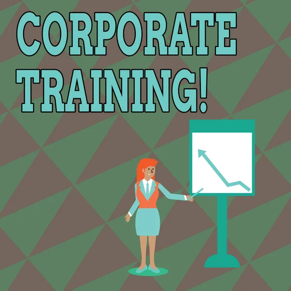 企業トレーニングを示すテキスト記号。概念写真は、ホワイトボード上の矢印のチャートを指し示す従業員の職業分析の士気とスキルを向上させるビジネスウーマン. — ストック写真