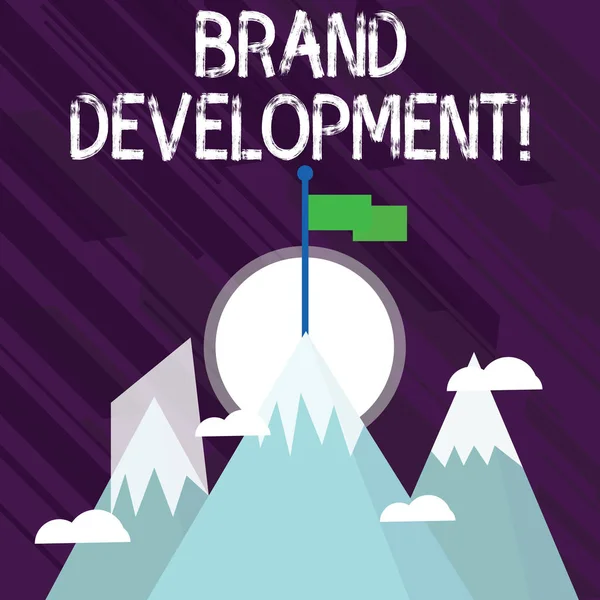 Текст пісні Brand Development Бізнес-концепція для підвищення клієнтських знань та думок бренду Three High Mountains with Snow and One має Бланк-барвистий прапор на піку. — стокове фото