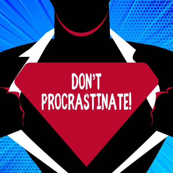 Pisanie pisma ręcznego Don T procrastinate. Znaczenie pojęcia Unikaj opóźniania lub spowalniania czegoś, co trzeba zrobić człowiek w Superman Pose otwarcie koszulki, aby odsłonić puste trójkątne logo. — Zdjęcie stockowe