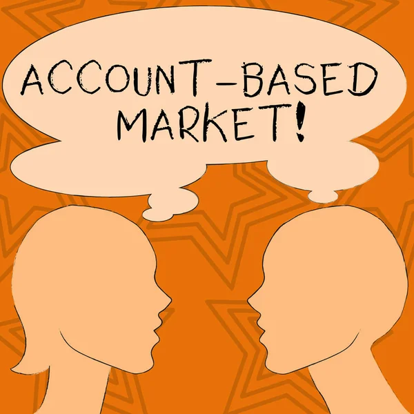 Schrijfbriefje met Account Based Market. Zakelijke foto presentatie bronnen richten zich op een belangrijke groep van specifieke accounts Silhouette zijaanzicht profiel van man en vrouw dacht Bubble. — Stockfoto