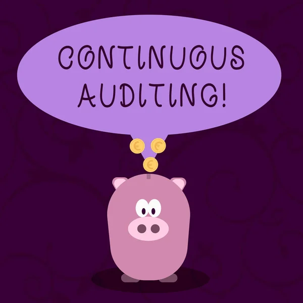 Tekst schrijven Continuous Auditing. Bedrijfsconcept voor intern proces dat boekhoudpraktijken onderzoekt Color Speech Bubble met gouden euro munten op zijn staart Wijzen naar Piggy Bank. — Stockfoto