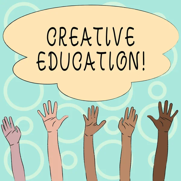Konceptuell handskrivning som visar kreativ utbildning. Affärs foto text studenter kunna använda fantasi och kritiskt tänkande multietniska händer höja upp nå för färgglada stora moln. — Stockfoto