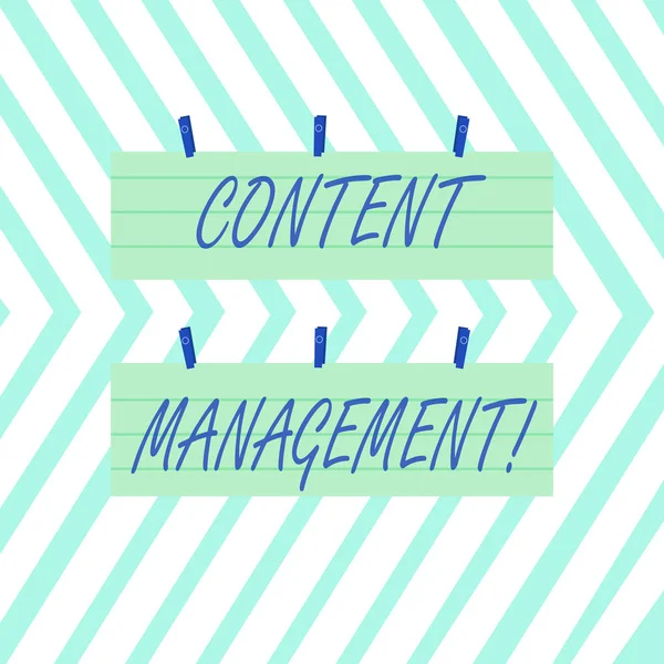 Tekst schrijven Content Management. Business concept voor programma 's die worden gebruikt voor het maken en analyseren van digitale inhoud Two Color Blank Strip Size Lined Paper Sheet Hanging Met behulp van Blue Clothespin. — Stockfoto