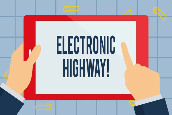 電子高速道路を示すテキスト記号。道路や高速道路で使用される概念写真デジタル通信システムビジネスマンハンドホールディング、ポインティングとカラフルなタブレットブランクスクリーンに触れる. — ストック写真