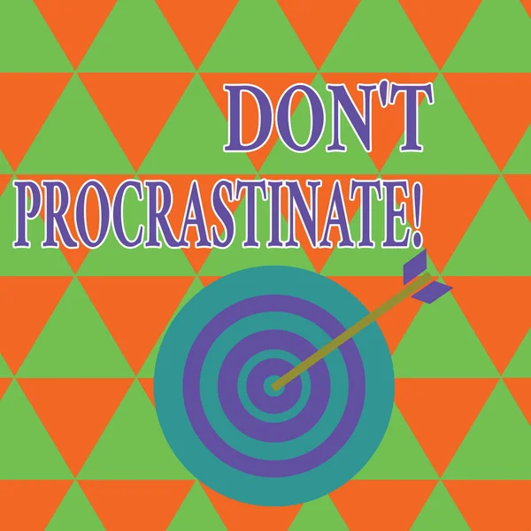 Znak tekstowy przedstawiający Don T procrastinate. Zdjęcie koncepcyjne Unikaj opóźniania lub spowalniania czegoś, co musi być zrobione Color Dart Board w stylu koncentryczne ze strzałką uderzanie centrum Bulls Eye. — Zdjęcie stockowe