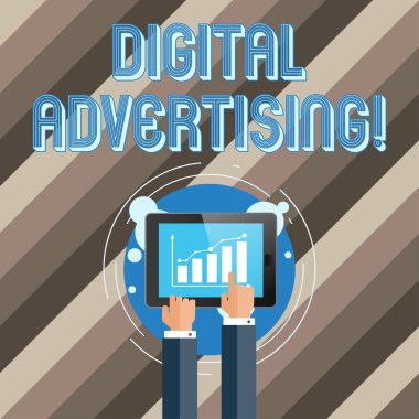 Dijital Reklamcılığı gösteren metin işareti. Akıllı Telefon Ekranında Bar Line Chart'a Işaret Eden İnternet İşadamı El Değdirme kullanarak ürün veya hizmetlerin kavramsal fotoğraf pazarlaması.