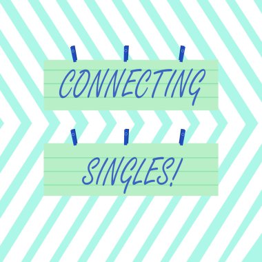 Single 'ları Bağlayan Kelime Yazma Metni. Gizli ücreti olmayan bekarlar için online randevu sitesi için iş konsepti İki Renkli Boş Şerit Çizgili Kağıt Çarşaf Asılı Mavi Mandal Kullanılarak.