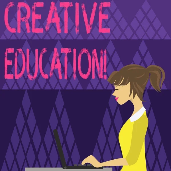 Skriftlig anteckning som visar Kreativ Utbildning. Affärsfoto visa upp studenter som kan använda fantasi och kritiskt tänkande foto av unga upptagen kvinna sitter sida Visa och arbeta på sin bärbara dator. — Stockfoto
