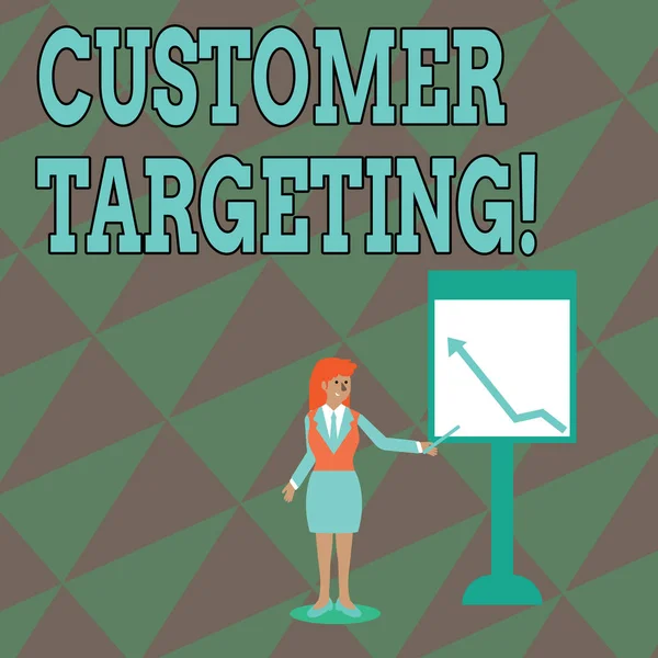 Segno di testo che mostra il targeting del cliente. Processo di business fotografico concettuale che definisce quali clienti commercializzare Businesswoman Holding Stick Pointing to Chart of Arrow verso l'alto sulla lavagna bianca . — Foto Stock