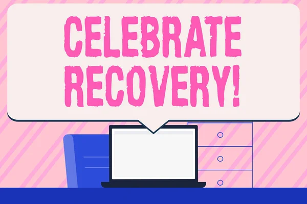 Konceptuella handskrift visar fira återhämtning. Affärs foto text Recovery program för alla som kämpar med ont eller smärta pratbubbla pekar vit laptop skärm i arbetsytan idé. — Stockfoto