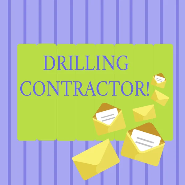 Nota di scrittura che mostra Drilling Contractor. Business photo vetrina contratto i loro servizi principalmente per pozzi di perforazione buste chiuse e aperte con lettera sulla cancelleria a colori . — Foto Stock