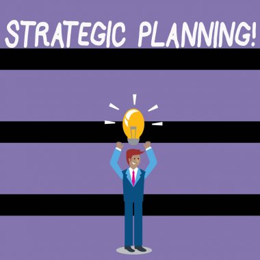 Stratejik Planlama 'yı gösteren bir not. İş fotoğraflarında, istenen gelecekteki iş adamının Ampul simgesini yukarı kaldırmasını öngören sistematik bir süreç görülüyor..