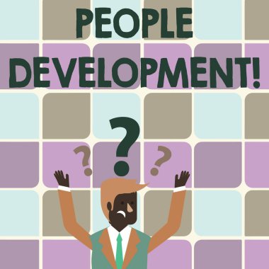 People Development 'ı gösteren bir not yazıyorum. Çalışanları yeni ve gelişmiş beceriler edinmeye teşvik eden iş fotoğrafı sergileniyor. İşadamı her iki kolunu da soru işaretleriyle yukarı kaldırıyor..