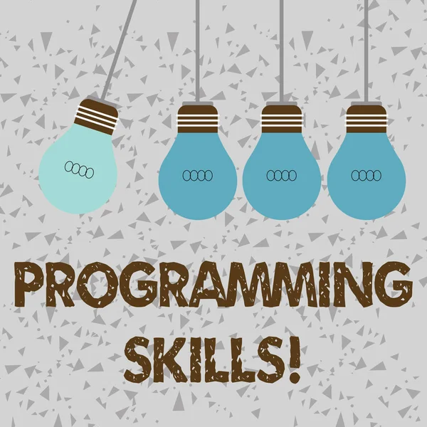 Tekst schrijven Programmering Skills. Business concept voor vaardigheden die van vitaal belang zijn om een programma te schrijven, zodat de computer kan verwerken Kleur gloeilamp Hangend met een verschillende schaduw gloeilamp. — Stockfoto