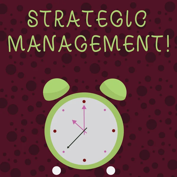 Textschreiben und strategisches Management. Business-Konzept für die Formulierung und Umsetzung der großen Ziele bunte runde analoge zwei Klingelwecker mit Sekundenzeiger Foto. — Stockfoto
