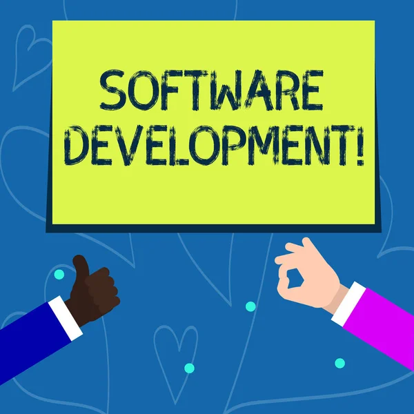 显示软件开发的概念手写。商业照片展示软件是使用特定的编程创建两个商人手打手势竖起大拇指和好标志. — 图库照片