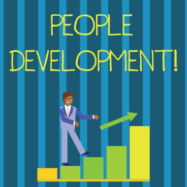 People Development 'ı gösteren bir not yazıyorum. Çalışanları yeni ve gelişmiş beceriler edinmeye teşvik eden bir iş fotoğrafı. Gülümseyen İşadamı Bir Ok Sonrası Tırmanma Çubuğu Çizelgesi.