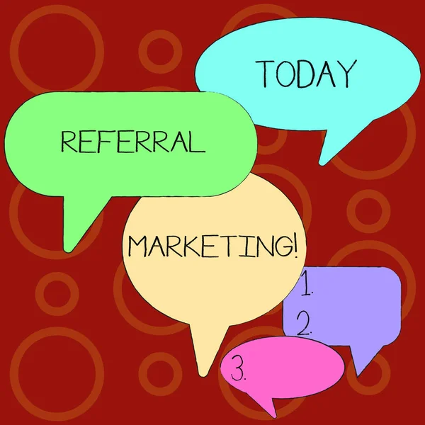 Semn text care arată Referral Marketing. Fotografie conceptuală procesul de valorificare a partenerilor și clienților Multe bule de vorbire de culoare în diferite dimensiuni și umbre pentru discuțiile de grup . — Fotografie, imagine de stoc