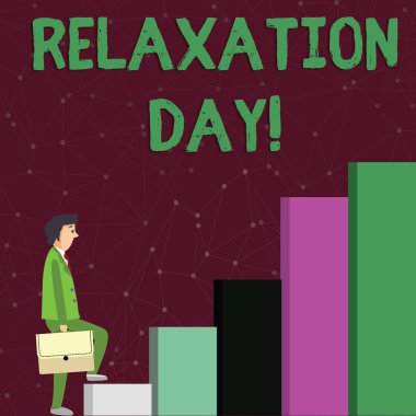 Gevşeme Gününü gösteren metin işareti. Sizi sakin ve daha az endişeli hale getiren kavramsal fotoğraf keyifli etkinlik Bir Evrak Çantası Taşıyan İşadamı Yukarı Tırmanırken Pensive Expression olduğunu.