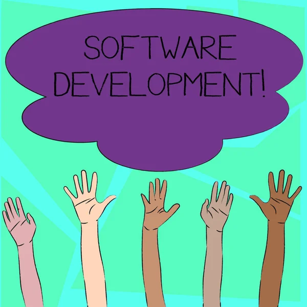 文字书写软件的开发. 软件的业务概念是利用一个特定的编程- -多种族多样化的手向上移向多彩的大云端- -来创建的. — 图库照片