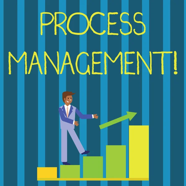 Nota di scrittura che mostra la gestione dei processi. Foto aziendale che mostra l'allineamento dei processi con un'organizzazione s è obiettivi strategici Sorridere Businessman Climbing Bar Chart Following an Arrow Up . — Foto Stock