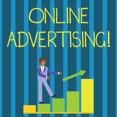 Çevrimiçi Reklamcılık 'ı gösteren bir not yazıyorum. İş fotoğrafı sergisi, İnternet 'i müşterilere mesaj pazarlamak için kullanıyor. Gülümseyen İş Adamı Tırmanma Çubuğu Çizelgesi.