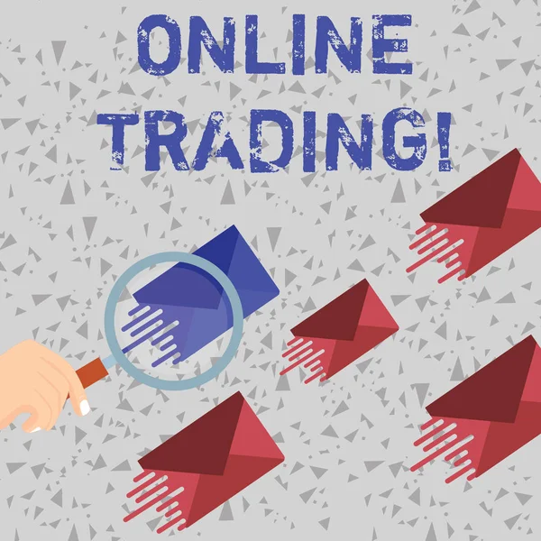 Teks tulisan kata Online Trading. Konsep bisnis untuk membeli dan menjual produk keuangan di web Magnifying Glass on One Different Color Envelope dan lainnya memiliki Shade yang sama . — Stok Foto