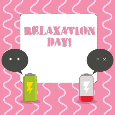 Gevşeme Gününü gösteren metin işareti. İki Renkli Emoji Konuşma Bubble ile sakin ve daha az endişeli Tam Şarj lı ve Taburcu Pil haline yapar Kavramsal fotoğraf hoş aktivite.