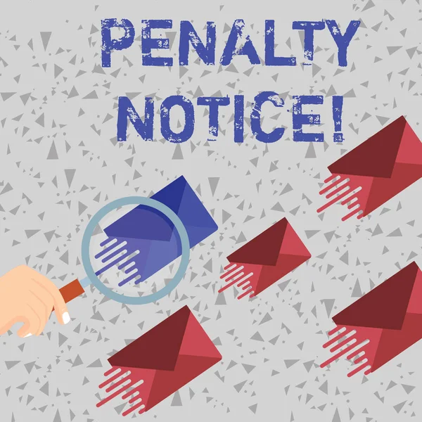 Texto de escritura de palabras Penalty Notice. Concepto de negocio para la multa inmediata dada a mostrar por delitos menores Lupa en un sobre de color diferente y otros tiene la misma sombra . — Foto de Stock