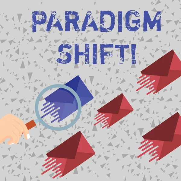 Texte d'écriture de mots Paradigm Shift. Concept d'affaires pour le changement fondamental de l'approche ou des hypothèses sous-jacentes Loupe de verre sur une enveloppe de couleur différente et d'autres a la même nuance . — Photo