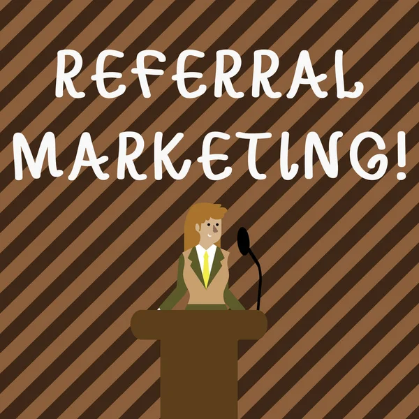 Scriere de mână text Referral Marketing. Conceptul înseamnă procesul de valorificare a partenerilor și clienților Femeie de afaceri Stând în spatele podiumului Rostrum Vorbind pe microfon fără fir . — Fotografie, imagine de stoc