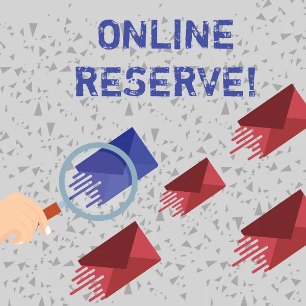 Szóírás szöveg Online Reserve. Üzleti koncepció, amely lehetővé teszi az ügyfelek számára, hogy ellenőrizzék a rendelkezésre állást és online foglaljanak Nagyító egy különböző színű borítékon, és mások ugyanolyan árnyalattal rendelkeznek. — Stock Fotó