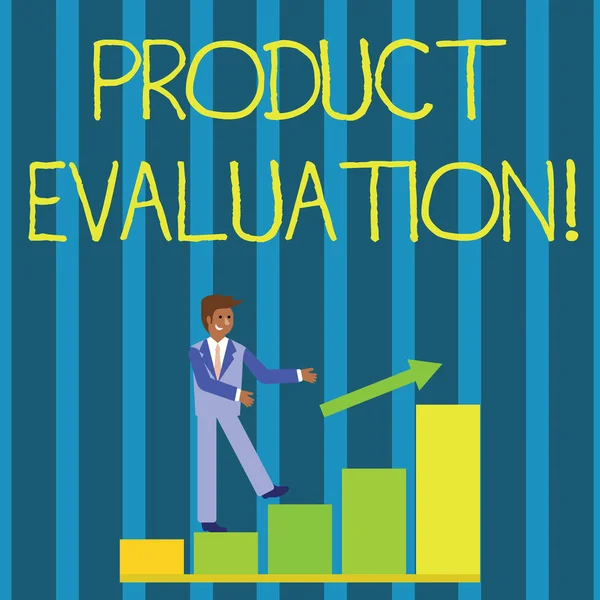 Nota de redação mostrando Avaliação do Produto. Foto de negócios mostrando viabilidade do produto com relação à desanálise de mercadod Sorrindo Empresário Escalada Bar Chart Seguindo uma seta para cima . — Fotografia de Stock