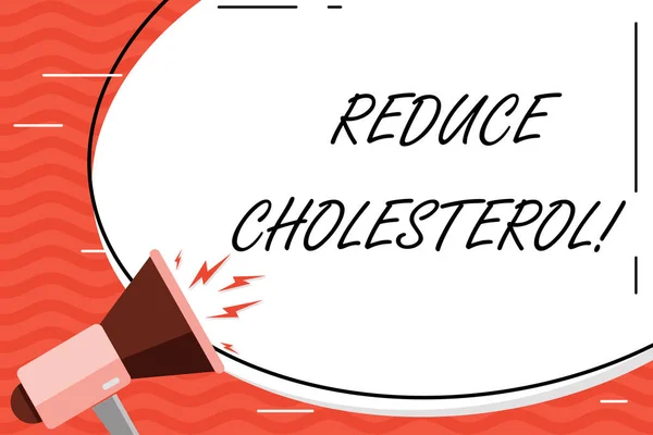 Wortschreibtext senkt den Cholesterinspiegel. Geschäftskonzept zur Verringerung der Aufnahme gesättigter Fettsäuren in der Ernährung leeren weißen riesigen ovalen Form Aufkleber und Megafon schreien mit Volumen-Symbol. — Stockfoto