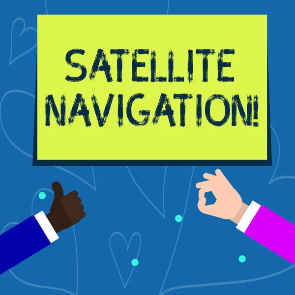 Ecriture conceptuelle montrant la navigation par satellite. Système de présentation de photos d'affaires offrant un positionnement géospatial autonome Deux hommes d'affaires mains en l'air et signe d'accord . — Photo